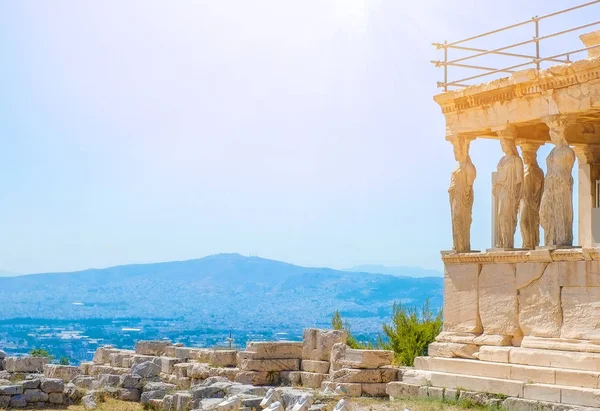 Famoso griego Atenea templo de Nike contra cielo azul claro, Acrópolis de Atenas en Grecia — Foto de Stock