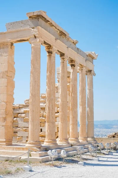 Berühmte griechische Tempelsäulen vor strahlend blauem Himmel in Griechenland — Stockfoto