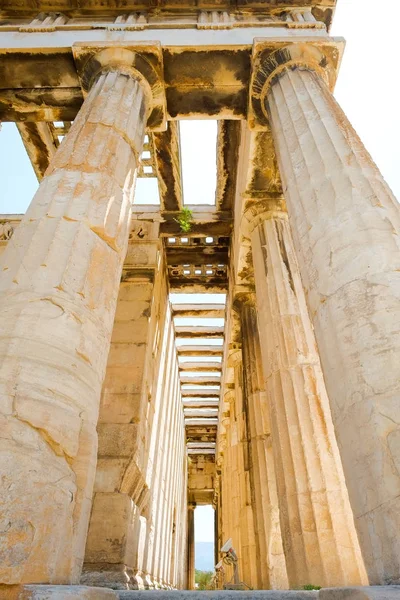 Mirando hacia arriba la vista de los famosos pilares del templo griego contra el cielo azul claro en Grecia — Foto de Stock