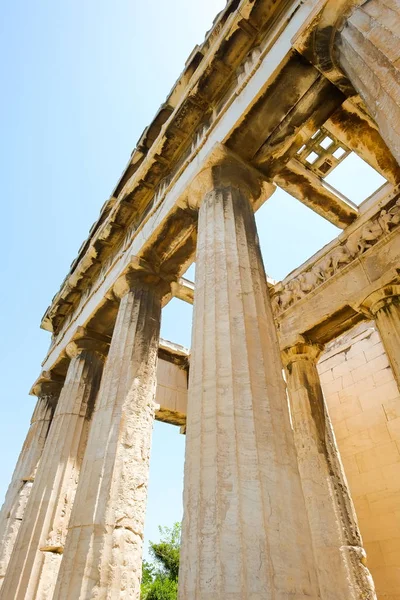 Guardando in alto vista dei famosi pilastri del tempio greco contro il cielo blu chiaro in Grecia — Foto Stock