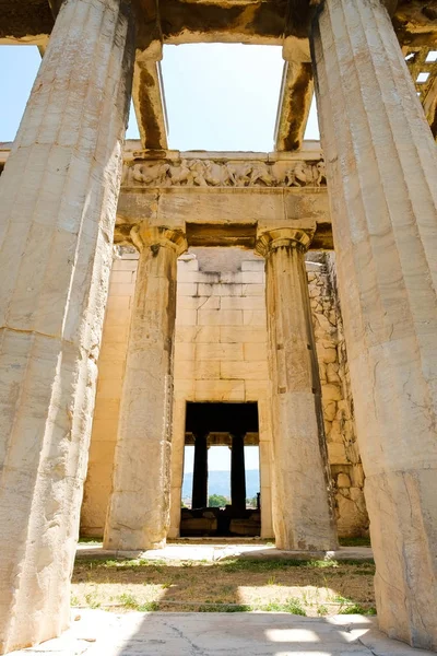 Mirando hacia arriba la vista de los famosos pilares del templo griego contra el cielo azul claro en Grecia — Foto de Stock