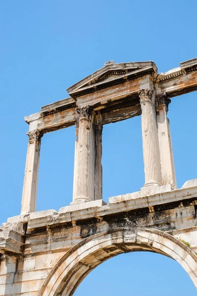 Mirando hacia arriba vista de los famosos pilares del templo griego contra el cielo azul claro en el Templo de Zeus, Grecia — Foto de Stock
