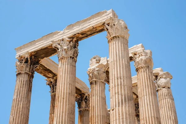 제우스 신전, 그리스에서 맑고 푸른 하늘에 대 한 유명한 그리스 신전 기둥을 볼을 찾고 — 스톡 사진