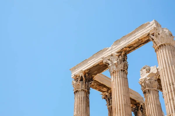 Mirando hacia arriba vista de los famosos pilares del templo griego contra el cielo azul claro en el Templo de Zeus, Grecia — Foto de Stock