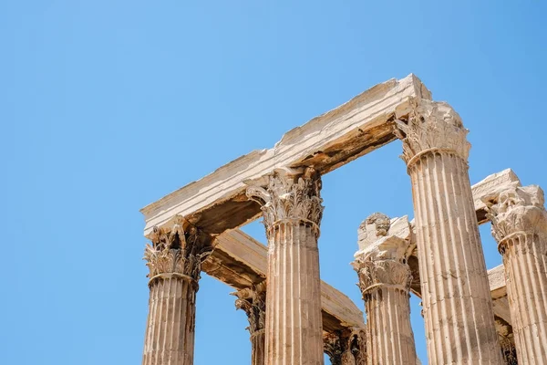 Blick nach oben Blick auf berühmte griechische Tempelsäulen vor klarem blauen Himmel im Zeustempel, Griechenland — Stockfoto