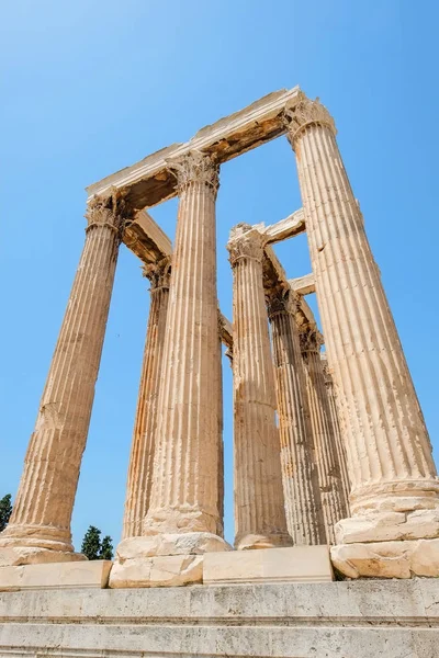 Mirando hacia arriba vista de los famosos pilares del templo griego contra el cielo azul claro en el Templo de Zeus, Grecia — Foto de Stock