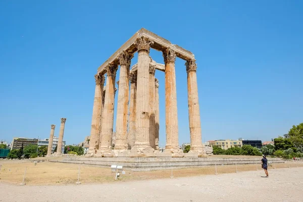 Mirando hacia arriba vista de los famosos pilares del templo griego contra el cielo azul claro en el Templo de Zeus, Grecia — Foto de Stock