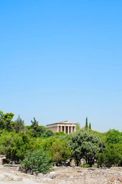 Famoso templo griego contra el cielo azul claro en Grecia — Foto de Stock