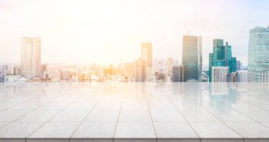 İş konsepti - Panoramik modern şehir manzaralı boş mermer zemin üstü gündoğumu ve sabah Tokyo, Japonya 'nın parlak mavi gökyüzü altında kuş bakışı görüntü veya montaj ürünü
