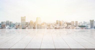 İş konsepti - Panoramik modern şehir manzaralı boş mermer zemin üstü gündoğumu ve sabah Tokyo, Japonya 'nın parlak mavi gökyüzü altında kuş bakışı görüntü veya montaj ürünü