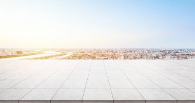 İş konsepti - Panoramik modern şehir manzaralı boş mermer zemin üstü gündoğumu ve sabah Tokyo, Japonya 'nın parlak mavi gökyüzü altında kuş bakışı görüntü veya montaj ürünü