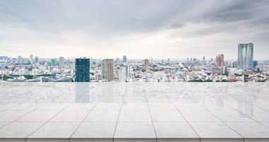 İş konsepti - Panoramik modern şehir manzaralı boş mermer zemin üstü gündoğumu ve sabah Tokyo, Japonya 'nın parlak mavi gökyüzü altında kuş bakışı görüntü veya montaj ürünü