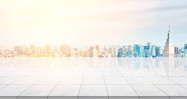 İş konsepti - Panoramik modern şehir manzaralı boş mermer zemin üstü gündoğumu ve sabah Tokyo, Japonya 'nın parlak mavi gökyüzü altında kuş bakışı görüntü veya montaj ürünü