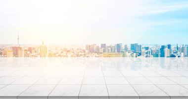 İş kavramı - panoramik modern cityscape kuş hava bakışı gündoğumu ve sabah altında bina ile boş mermer zemin üstü mavi parlak gökyüzü ve Tokyo skytree, Japonya için göstermek ya da montaj ürün