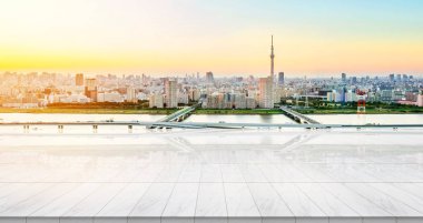 İş kavramı - panoramik modern cityscape kuş hava bakışı gündoğumu ve sabah altında bina ile boş mermer zemin üstü mavi parlak gökyüzü ve Tokyo skytree, Japonya için göstermek ya da montaj ürün