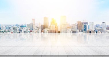 İş konsepti - Panoramik modern şehir manzaralı boş mermer zemin üstü gündoğumu ve sabah Tokyo, Japonya 'nın parlak mavi gökyüzü altında kuş bakışı görüntü veya montaj ürünü