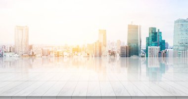 İş konsepti - Panoramik modern şehir manzaralı boş mermer zemin üstü gündoğumu ve sabah Tokyo, Japonya 'nın parlak mavi gökyüzü altında kuş bakışı görüntü veya montaj ürünü