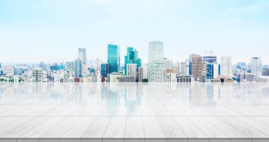 İş konsepti - Panoramik modern şehir manzaralı boş mermer zemin üstü gündoğumu ve sabah Tokyo, Japonya 'nın parlak mavi gökyüzü altında kuş bakışı görüntü veya montaj ürünü