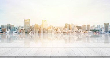 İş konsepti - Panoramik modern şehir manzaralı boş mermer zemin üstü gündoğumu ve sabah Tokyo, Japonya 'nın parlak mavi gökyüzü altında kuş bakışı görüntü veya montaj ürünü