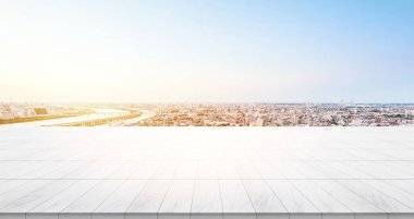 İş konsepti - Panoramik modern şehir manzaralı boş mermer zemin üstü gündoğumu ve sabah Tokyo, Japonya 'nın parlak mavi gökyüzü altında kuş bakışı görüntü veya montaj ürünü