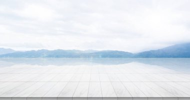 İş kavramı - gündoğumu ve sabah altında dağının panoramik gökyüzü manzaralı boş mermer zemin üstü mavi parlak gökyüzü görüntü veya montaj ürün için