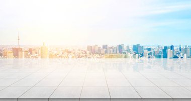 İş kavramı - panoramik modern cityscape kuş hava bakışı gündoğumu ve sabah altında bina ile boş beton zemin üstü mavi Tokyo, Japonya parlak gökyüzü görüntü için ya da ürün montaj