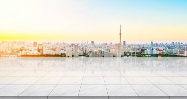 İş kavramı - panoramik modern cityscape kuş hava bakışı gündoğumu ve sabah altında bina ile boş mermer zemin üstü mavi parlak gökyüzü ve Tokyo skytree, Japonya için göstermek ya da montaj ürün