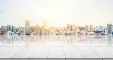 İş konsepti - Panoramik modern şehir manzaralı boş mermer zemin üstü gündoğumu ve sabah Tokyo, Japonya 'nın parlak mavi gökyüzü altında kuş bakışı görüntü veya montaj ürünü