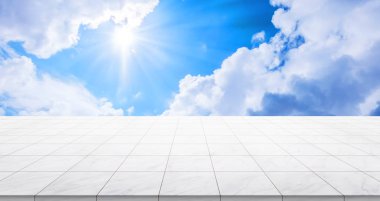 İş kavramı - gündoğumu ve sabah altında panoramik gökyüzü manzaralı boş mermer zemin üstü mavi parlak gökyüzü görüntü için ya da ürün montaj