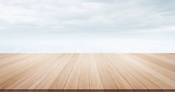Piano in legno vuoto sotto la nuvola mattutina e sfondo grigio cielo per esposizione o montaggio prodotto — Foto Stock