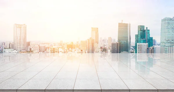İş konsepti - Panoramik modern şehir manzaralı boş mermer zemin üstü gündoğumu ve sabah Tokyo, Japonya 'nın parlak mavi gökyüzü altında kuş bakışı görüntü veya montaj ürünü