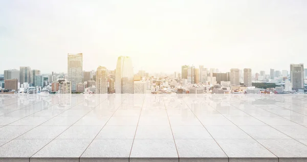 Concepto de negocio: piso de mármol vacío con vista aérea panorámica moderna del edificio del paisaje urbano bajo el amanecer y el cielo brillante azul matutino de Tokio, Japón para mostrar o montar el producto —  Fotos de Stock