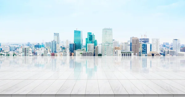 Concepto de negocio: piso de mármol vacío con vista aérea panorámica moderna del edificio del paisaje urbano bajo el amanecer y el cielo brillante azul matutino de Tokio, Japón para mostrar o montar el producto —  Fotos de Stock