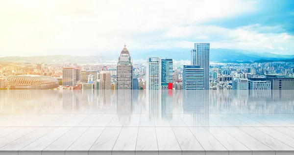 İş kavramı - panoramik modern cityscape kuş hava bakışı gündoğumu ve sabah altında bina ile boş mermer zemin üstü mavi Taipei, Tayvan parlak gökyüzü görüntü için ya da ürün montaj