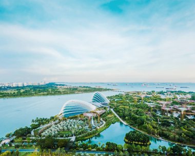 İş kavramı - Singapur dramatik sabah mavi bulutlu gökyüzü altında bay tarafından bahçeleri panoramik modern şehir manzarası kuş göz havadan görünümü