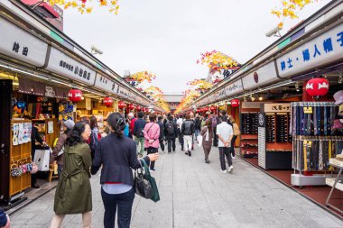 Toyko, Japonya - 13 Ekim 2016: turist yürümek deposunda Senso ji tapınak sokak üzerinde. Tarih kültür mirası Asakusa bölgesinde, Tokyo, Japonya