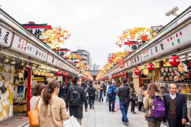 Toyko, Japonya - 13 Ekim 2016: turist yürümek deposunda Senso ji tapınak sokak üzerinde. Tarih kültür mirası Asakusa bölgesinde, Tokyo, Japonya