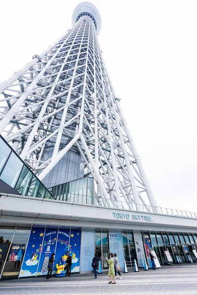 Tóquio, Japão - Oct, 13, 2106: Conceito de negócio para imóveis e construção corporativa: Olhando para cima vista de Tóquio Skytree (árvore do céu), o marco do Japão com fundo branco — Fotografia de Stock