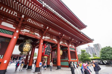 Toyko, Japonya - 13 Ekim 2016: turist yürümek Senso ji tapınak kırmızı kapıya. Tarih kültür mirası Asakusa bölgesinde, Tokyo, Japonya