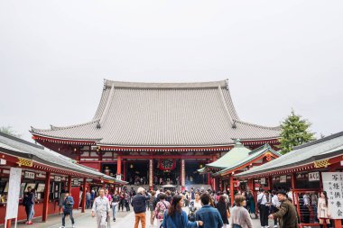 Toyko, Japonya - 13 Ekim 2016: turist yürümek Senso ji tapınak kırmızı kapıya. Tarih kültür mirası Asakusa bölgesinde, Tokyo, Japonya