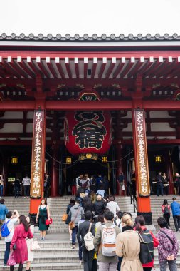 Toyko, Japonya - 13 Ekim 2016: turist yürümek Senso ji tapınak kırmızı kapıya. Tarih kültür mirası Asakusa bölgesinde, Tokyo, Japonya
