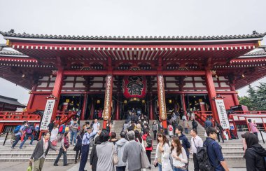 Toyko, Japonya - 13 Ekim 2016: turist yürümek Senso ji tapınak kırmızı kapıya. Tarih kültür mirası Asakusa bölgesinde, Tokyo, Japonya