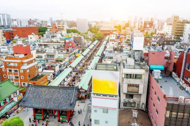 İş ve kültür kavramı - panoramik modern şehir manzarası kuş hava bakışı ile Sensoji-ji Tapınağı tapınak - Asakusa district dramatik gündoğumu ve Tokyo, Japonya'da sabah mavi gökyüzü altında