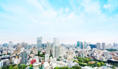 İş ve kültür kavramı - tokyo Tower Tokyo, Japonya'da dramatik sabah mavi bulutlu gökyüzü altında panoramik modern şehir manzarası kuş gözü havadan görünümü