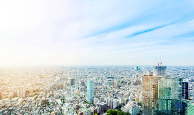 Tokyo, Japonya'da bulutlu gökyüzü mavi panoramik modern şehir manzarası kuş gözü havadan görünümü dramatik güneş ve sabah altında iş ve kültür kavramı-