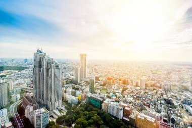 Tokyo, Japonya'da bulutlu gökyüzü mavi panoramik modern şehir manzarası kuş gözü havadan görünümü dramatik güneş ve sabah altında iş ve kültür kavramı-
