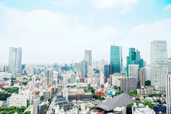 İş ve kültür kavramı - tokyo Tower Tokyo, Japonya'da dramatik sabah mavi bulutlu gökyüzü altında panoramik modern şehir manzarası kuş gözü havadan görünümü
