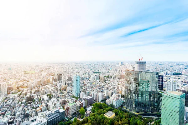 Üzleti és a kultúra fogalma - panorámás modern madár szem légi városra drámai nap és reggel kék felhős ég, Tokyo, Japán — Stock Fotó