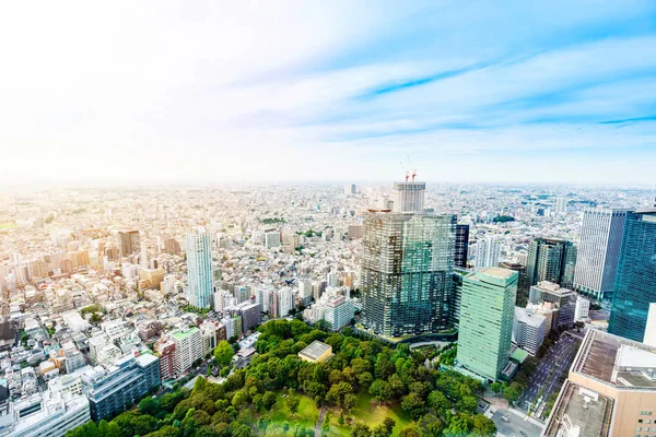 商业和文化概念 现代城市全景的天际线空中鸟瞰戏剧性太阳和早上下蓝色多云的天空 在东京 — 图库照片