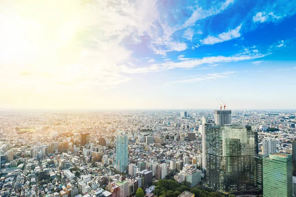 Concepto de negocio y cultura - vista aérea panorámica del horizonte moderno de la ciudad bajo el sol dramático y el cielo nublado azul de la mañana en Tokio, Japón — Foto de Stock